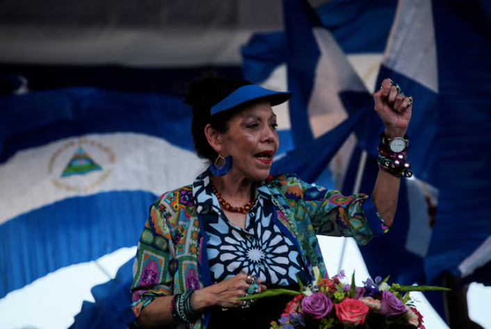 Phó Tổng thống Nicaragua Rosario Murillo hát các bài hát cách mạng trong cuộc tuần hành mang tên "Chúng ta bước đi vì hòa bình và Công lý" tại Managua, ngày 5/9/2018. (Ảnh: Reuters) Phó Tổng thống Nicaragua Rosario Murillo hát các bài hát cách mạng trong cuộc tuần hành mang tên "Chúng ta bước đi vì hòa bình và Công lý" tại Managua, ngày 5/9/2018. (Ảnh: Reuters)