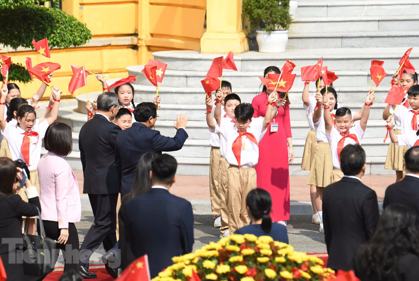 Hai Thủ tướng vẫy chào các em thiếu nhi Hà Nội. (Ảnh: Như Ý)