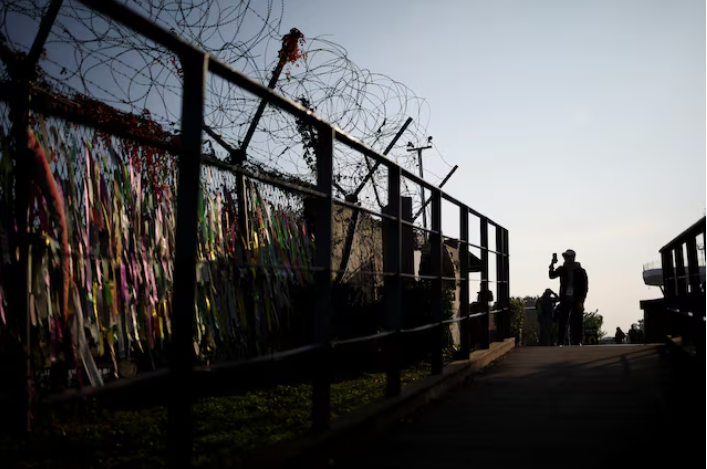 Một người đứng chụp ảnh ở khu vực biên giới Hàn Quốc - Triều Tiên, ngày 30/10. (Ảnh: Reuters) Một người đứng chụp ảnh ở khu vực biên giới Hàn Quốc - Triều Tiên, ngày 30/10. (Ảnh: Reuters)