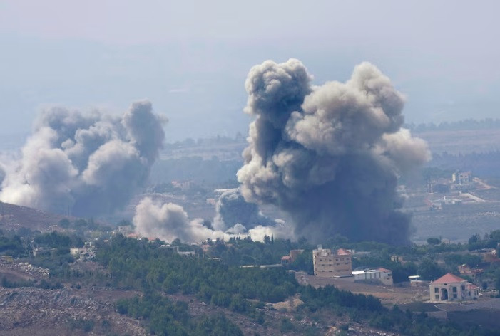 Khói bốc lên từ ngôi làng ở miền nam Li-băng sau một cuộc tấn công của Israel. (Ảnh: AP)