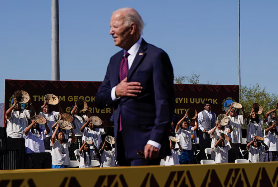 Tổng thống Mỹ Joe Biden phát biểu ở Arizona, ngày 25/10. (Ảnh: Reuters)