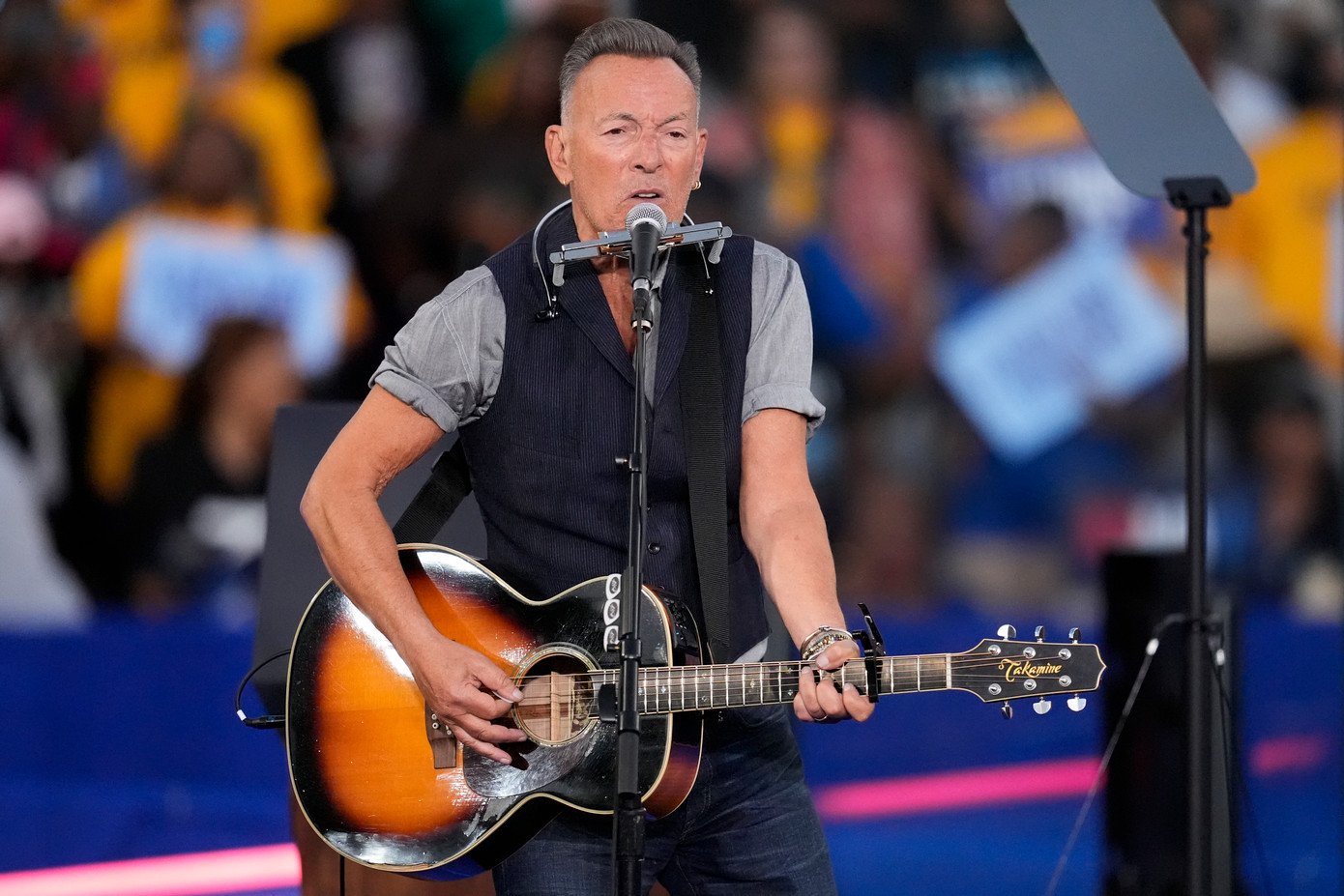 Bruce Springsteen biểu diễn trong cuộc vận động của bà Harris, ngày 24/10. (Ảnh: AP) Bruce Springsteen biểu diễn trong cuộc vận động của bà Harris, ngày 24/10. (Ảnh: AP)