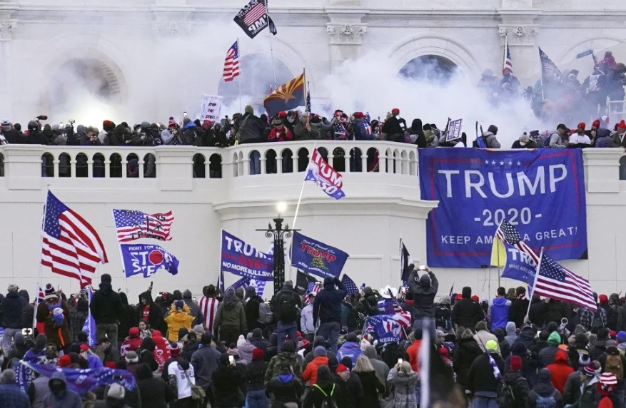 Đám đông ủng hộ ông Trump làm loạn ở Đồi Capitol, ngày 6/1/2021. (Ảnh: AP)