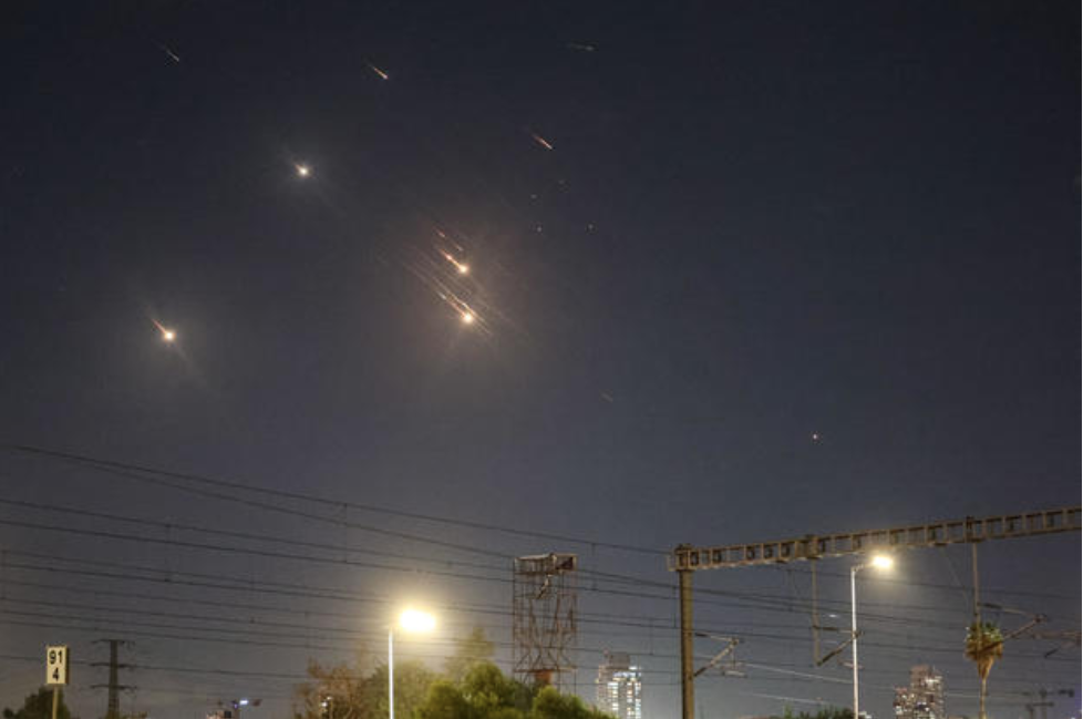 Hệ thống phòng không Iran đánh chặn các tên lửa trong đêm 1/10. (Ảnh: CBS) Hệ thống phòng không Iran đánh chặn các tên lửa trong đêm 1/10. (Ảnh: CBS)