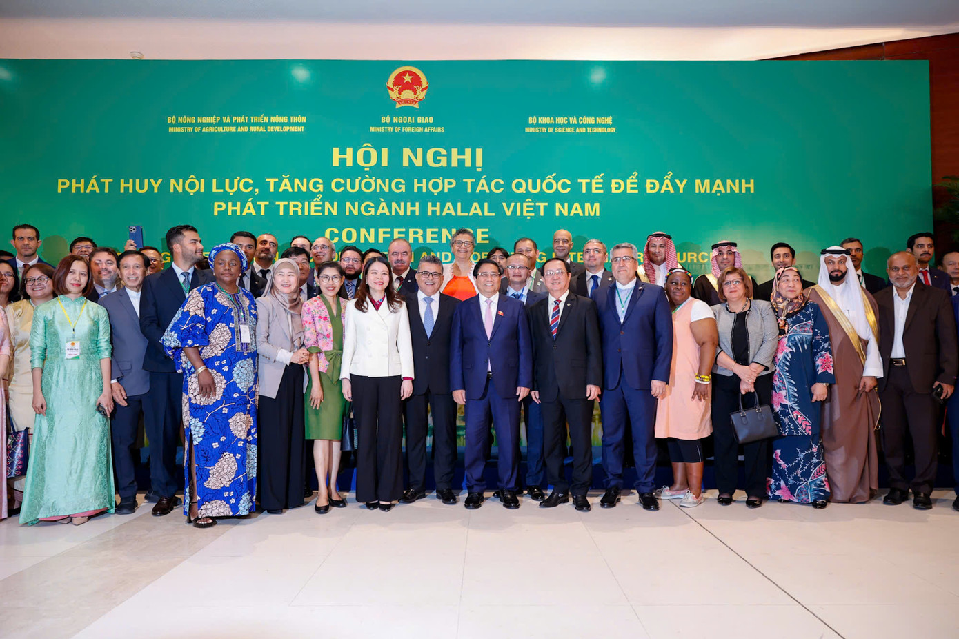 Thủ tướng Phạm Minh Chính chụp ảnh chung với các đại biểu quốc tế. (Ảnh: Nhật Minh) Thủ tướng Phạm Minh Chính chụp ảnh chung với các đại biểu quốc tế. (Ảnh: Nhật Minh)