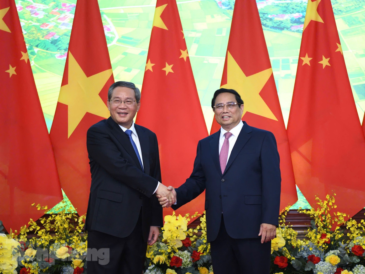 Thủ tướng Phạm Minh Chính và Thủ tướng Trung Quốc Lý Cường chụp ảnh chung trước cuộc hội đàm ngày 13/10. (Ảnh: Như Ý)