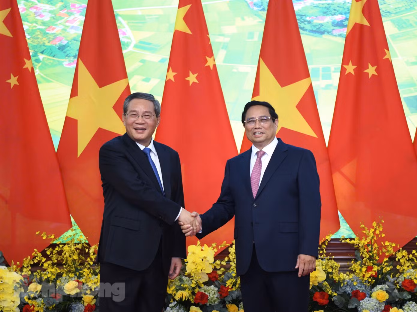 Thủ tướng Phạm Minh Chính và Thủ tướng Trung Quốc Lý Cường chụp ảnh chung trước cuộc hội đàm ngày 13/10. (Ảnh: Như Ý)