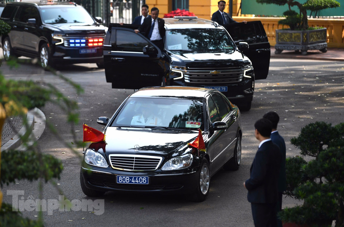 Đoàn xe của Thủ tướng Trung Quốc Lý Cường tiến vào Phủ Chủ tịch dự lễ đón do Thủ tướng Phạm Minh Chính chủ trì. (Ảnh: Như Ý)