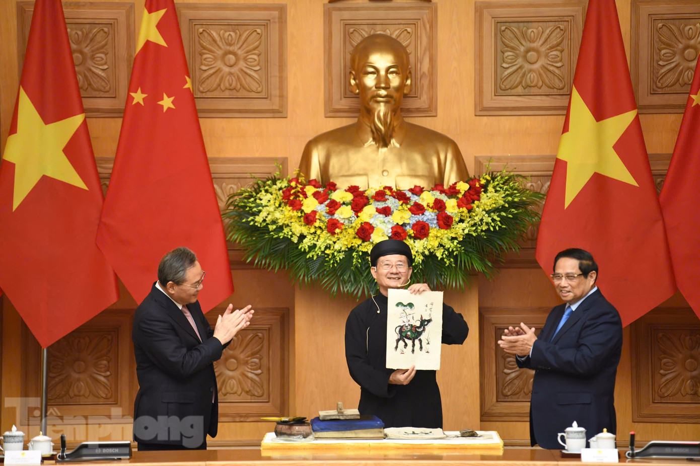 Hai Thủ tướng nghe nghệ nhân giới thiệu về cách làm tranh Đông Hồ. (Ảnh: Như Ý)