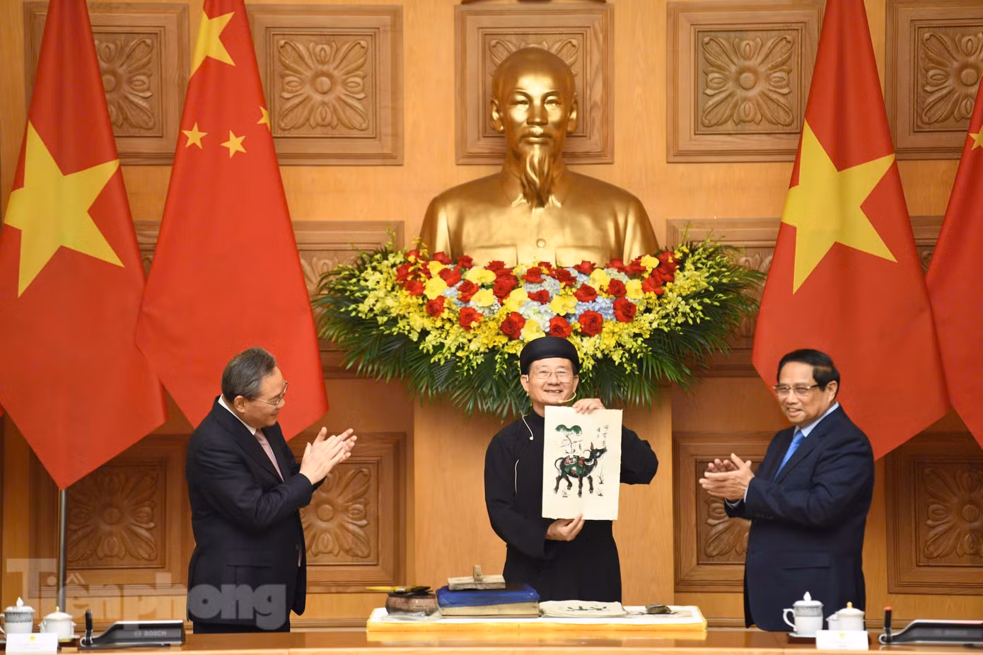 Hai Thủ tướng nghe nghệ nhân giới thiệu về cách làm tranh Đông Hồ. (Ảnh: Như Ý)