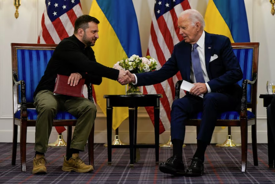 Tổng thống Ukraine Volodymir Zelensky trong cuộc gặp Tổng thống Mỹ Joe Biden tại Paris, ngày 7/6. (Ảnh: Reuters) Tổng thống Ukraine Volodymir Zelensky trong cuộc gặp Tổng thống Mỹ Joe Biden tại Paris, ngày 7/6. (Ảnh: Reuters)