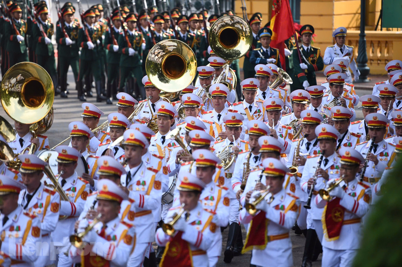 Đội danh dự tiến vào Phủ Chủ tịch thực hiện nghi thức đón Thủ tướng Trung Quốc Lý Cường. (Ảnh: Như Ý)