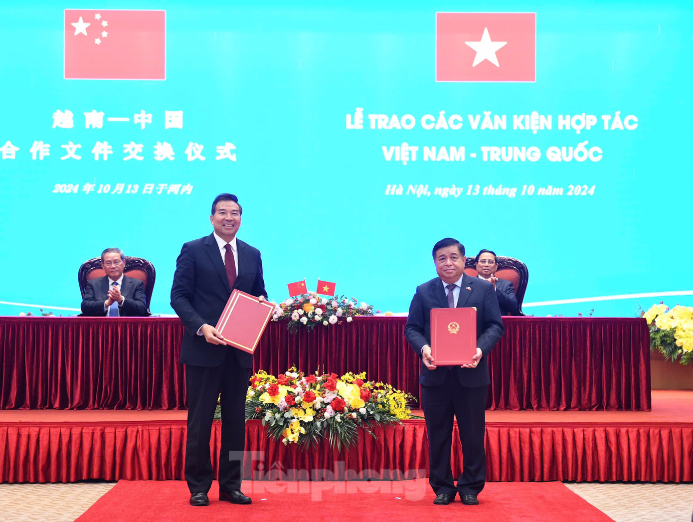 Hai Thủ tướng chứng kiến lễ trao các văn kiện hợp tác, ngày 13/10. (Ảnh: Như Ý)