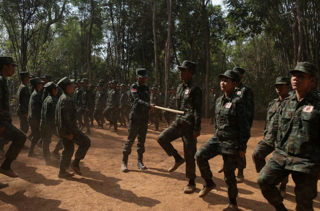Lực lượng nổi dậy huấn luyện quân ở Karen, Myanmar. (Ảnh: Reuters) Lực lượng nổi dậy huấn luyện quân ở Karen, Myanmar. (Ảnh: Reuters)