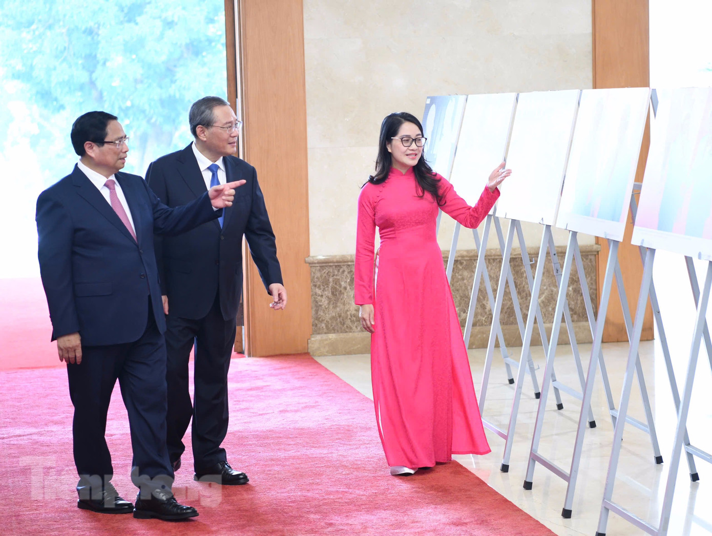 Hai Thủ tướng tham quan trưng bày ảnh về đất nước, con người, quan hệ tốt đẹp Việt Nam – Trung Quốc. (Ảnh: Như Ý) Hai Thủ tướng tham quan trưng bày ảnh về đất nước, con người, quan hệ tốt đẹp Việt Nam – Trung Quốc. (Ảnh: Như Ý)