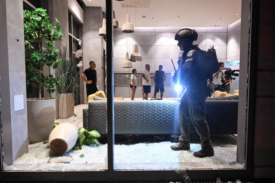 Cảnh sát Israel kiểm tra thiệt hại trong tòa nhà chung cư do quả tên lửa bắn từ Li-băng vào Haifa, ngày 7/10. (Ảnh: Reuters)