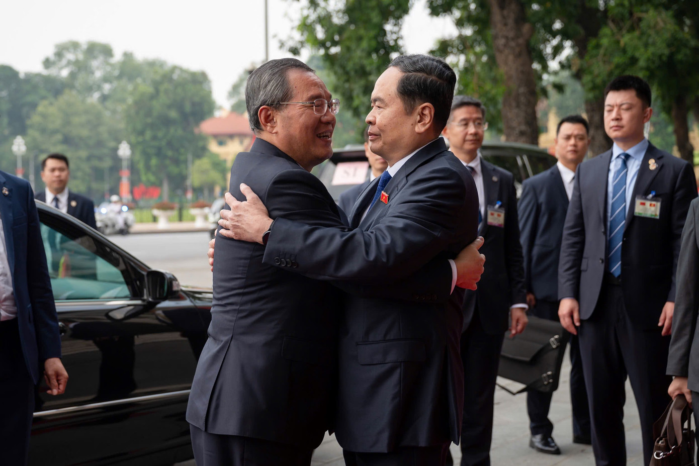 Chủ tịch Quốc hội Trần Thanh Mẫn đón Thủ tướng Trung Quốc Lý Cường. (Ảnh: Phạm Thắng)