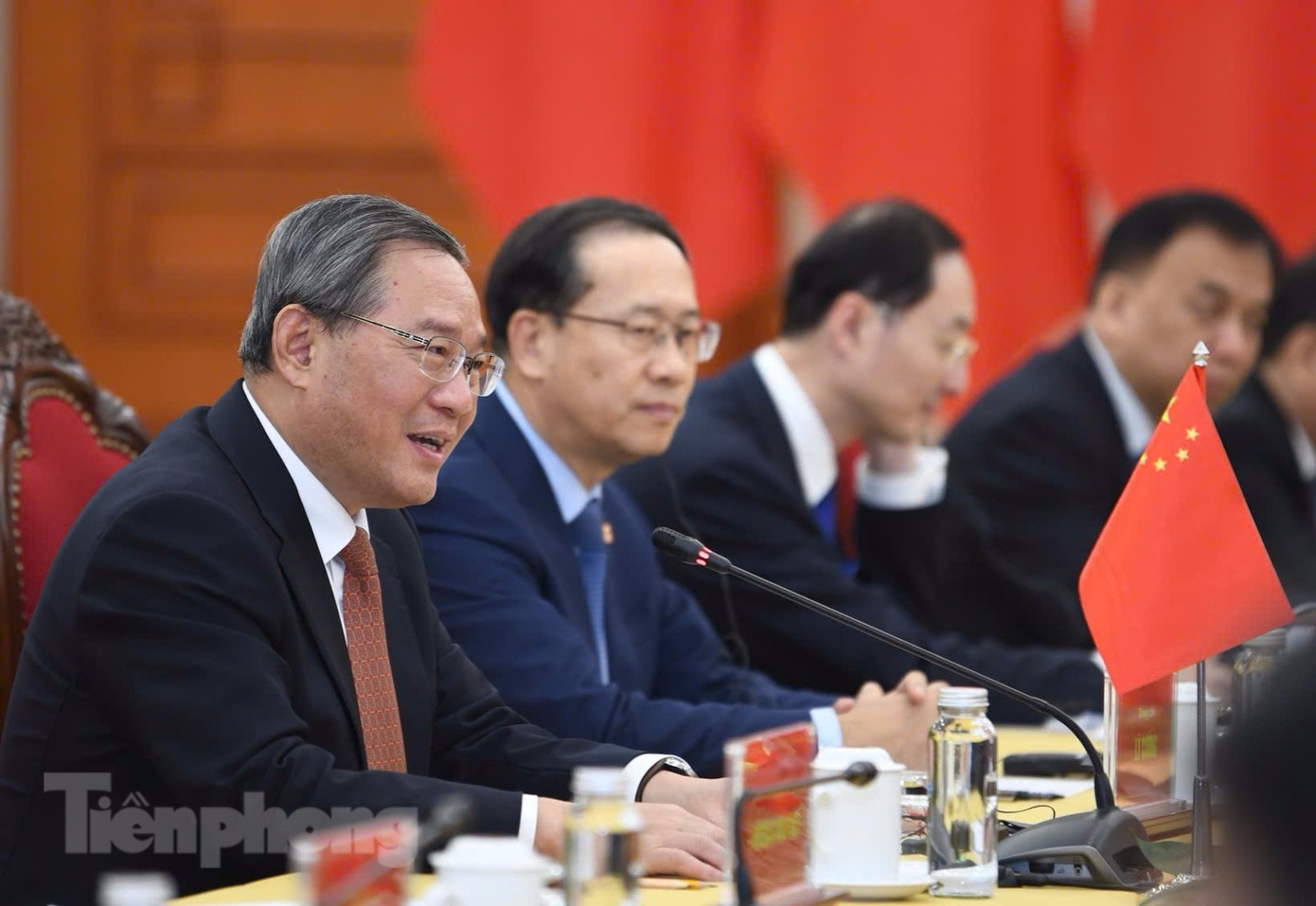 Thủ tướng Trung Quốc Lý Cường và các quan chức Trung Quốc tại cuộc hội kiến Tổng Bí thư, Chủ tịch nước Tô Lâm. (Ảnh: Như Ý) Thủ tướng Trung Quốc Lý Cường và các quan chức Trung Quốc tại cuộc hội kiến Tổng Bí thư, Chủ tịch nước Tô Lâm. (Ảnh: Như Ý)