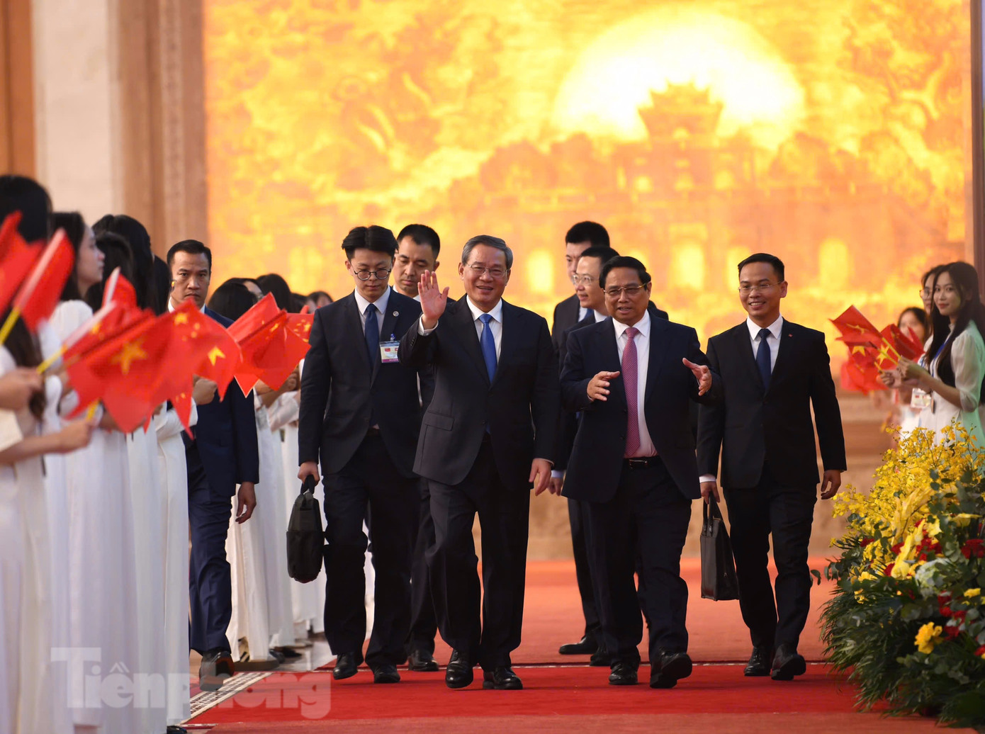 Hai Thủ tướng tham dự lễ trao các văn kiện hợp tác song phương sau khi kết thúc hội đàm. (Ảnh: Như Ý) Hai Thủ tướng tham dự lễ trao các văn kiện hợp tác song phương sau khi kết thúc hội đàm. (Ảnh: Như Ý)