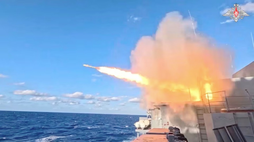 Tàu chiến Nga khai hỏa trong cuộc tập trận chống tàu ngầm chung với Hải quân Trung Quốc ở Thái Bình Dương, tháng 10/2024. (Ảnh: Bộ Quốc phòng Nga) Tàu chiến Nga khai hỏa trong cuộc tập trận chống tàu ngầm chung với Hải quân Trung Quốc ở Thái Bình Dương, tháng 10/2024. (Ảnh: Bộ Quốc phòng Nga)