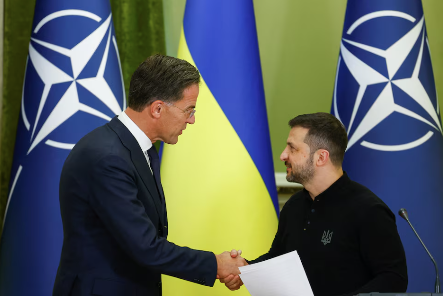 Tổng thống Ukraine Volodymir Zelensky và Tổng thư ký NATO Mark Rutte bắt tay nhau sau cuộc họp báo ngày 3/10, tại Kiev. (Ảnh: Reuters) Tổng thống Ukraine Volodymir Zelensky và Tổng thư ký NATO Mark Rutte bắt tay nhau sau cuộc họp báo ngày 3/10, tại Kiev. (Ảnh: Reuters)