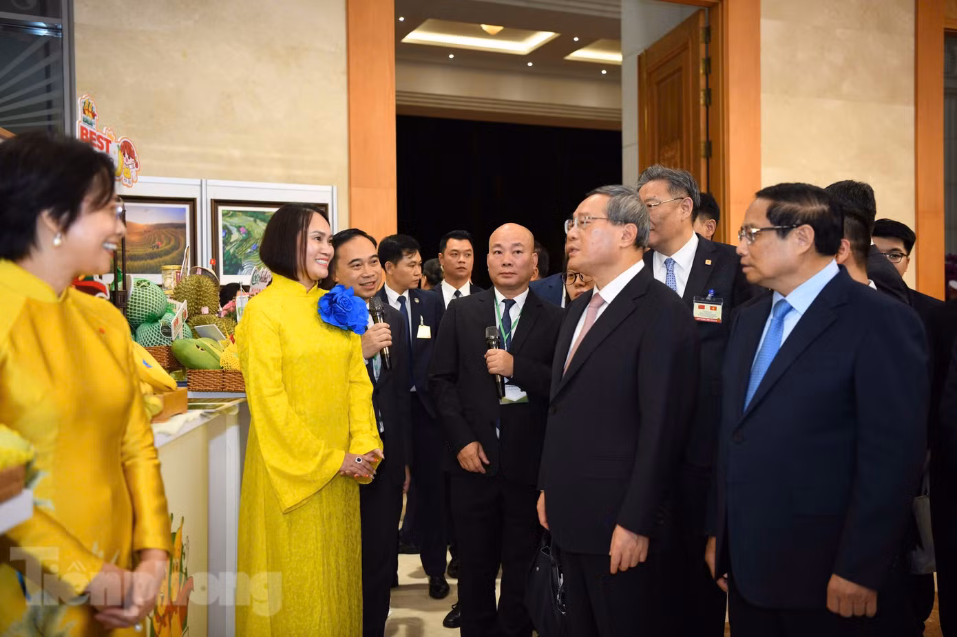 Hai Thủ tướng tham quan khu triển lãm một số sản phẩm nông nghiệp Việt Nam xuất khẩu sang Trung Quốc. (Ảnh: Như Ý)