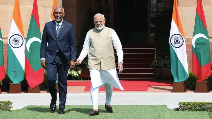 Thủ tướng Ấn Độ Narendra Modi đón Thủ tướng Maldives đến New Delhi, ngày 7/10. (Ảnh: EPA)