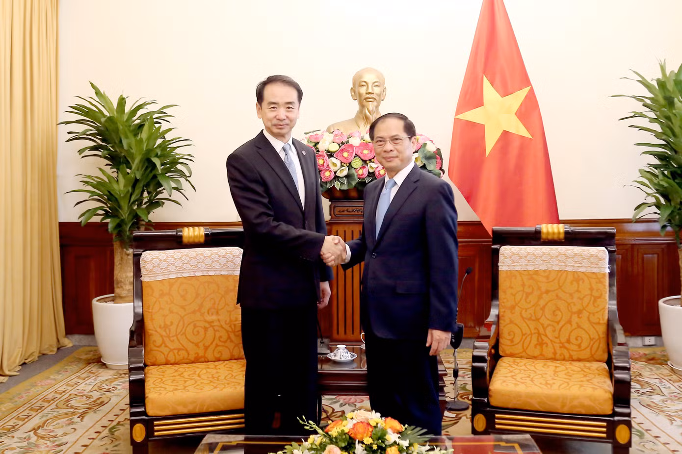 Phó Thủ tướng, Bộ trưởng Bộ Ngoại giao Bùi Thanh Sơn tiếp Đại sứ Trung Quốc Hà Vĩ ngày 22/10. (Ảnh: Mofa)