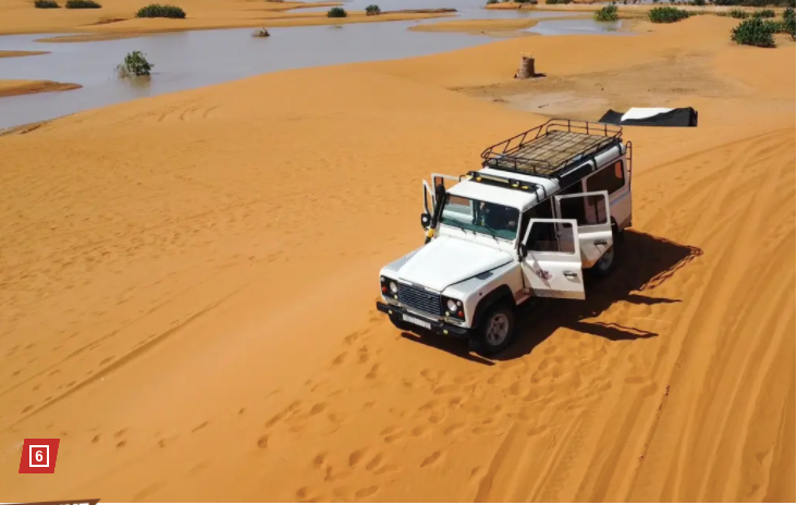 Một số du khách và người dân địa phương đến ngắm cảnh sau khi hồ Iriqui tích đầy nước. (Ảnh: AP)