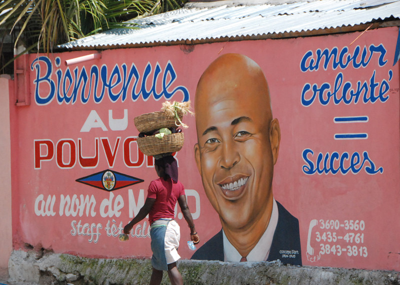 Gánh nặng đang dồn lên vai Tổng thống Martelly 50 tuổi, nguyên là ca sĩ trúng cử Tổng thống tháng 5 năm 2011 ( 65% phiếu) sẽ dẫn dắt đất nước Haiti nghèo khó qua cơn bĩ cực. 