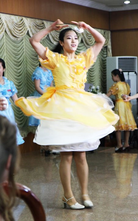 Những nữ nhân viên xinh đẹp và bí ẩn bên trong nhà hàng Triều Tiên ảnh 10