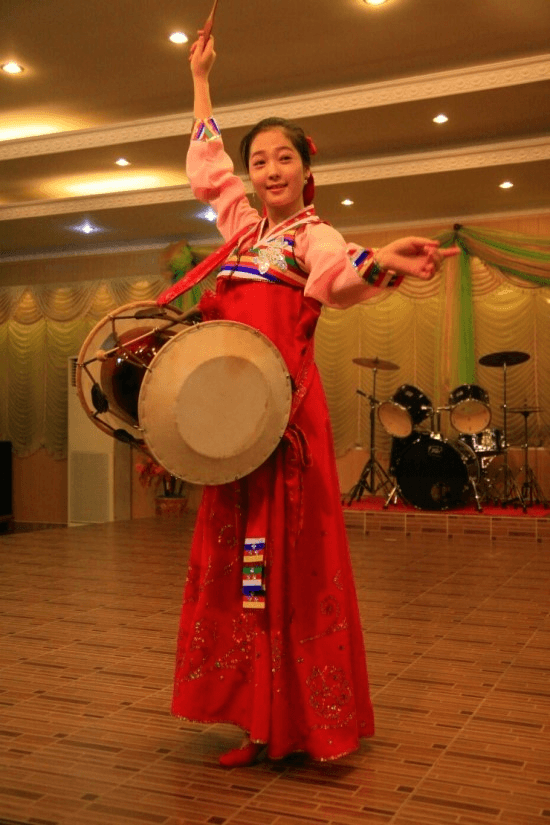 Những nữ nhân viên xinh đẹp và bí ẩn bên trong nhà hàng Triều Tiên ảnh 1