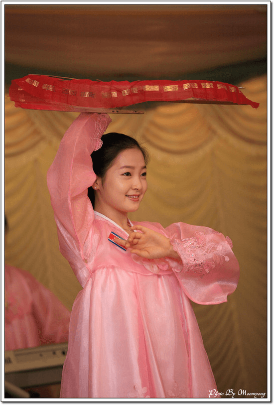 Những nữ nhân viên xinh đẹp và bí ẩn bên trong nhà hàng Triều Tiên ảnh 3