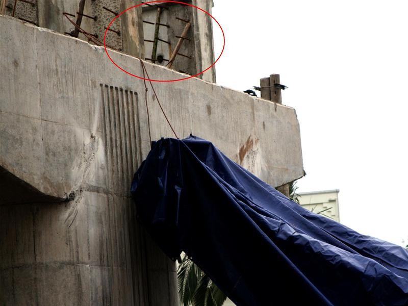 Hình ảnh những thanh dầm cầu ngay nhịp bên cạnh được chống tạm bợ bằng các thanh gỗ do PV Tiền Phong Online chụp vào đầu giờ chiều 18-4. Ảnh: Minh Đức