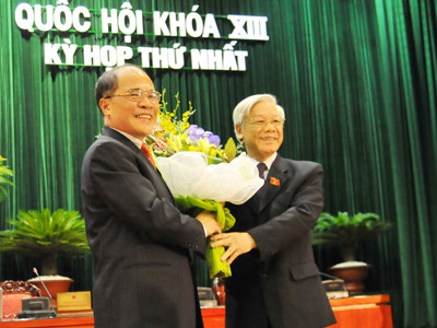 Tổng Bí thư Nguyễn Phú Trọng tặng hoa chúc mừng Chủ tịch Quốc hội Nguyễn Sinh Hùng . Ảnh: Hồng Vĩnh