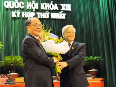 Tổng Bí thư Nguyễn Phú Trọng tặng hoa chúc mừng Chủ tịch Quốc hội Nguyễn Sinh Hùng . Ảnh: Hồng Vĩnh