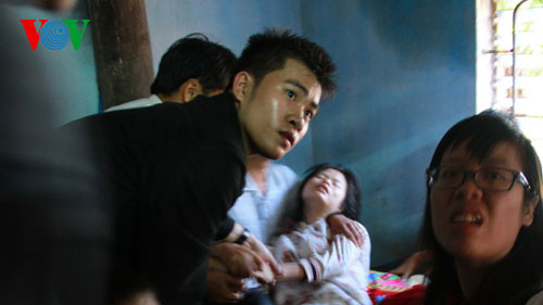 Trong căn nhà đã xuống cấp, mưa dột ướt lênh láng khắp hai gian nhà nền đất của cô Nga ở thị trấn Kbang, hàng chục người vẫn còn khóc thương cho người con, người cháu, người chị ngoan hiền