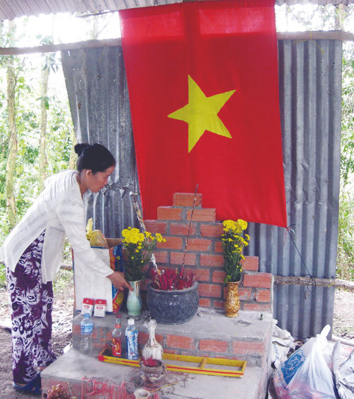 Chị Mai Thị Tiếp vợ anh Tư Tờ dâng hương ở miếu. Chị Mai Thị Tiếp vợ anh Tư Tờ dâng hương ở miếu