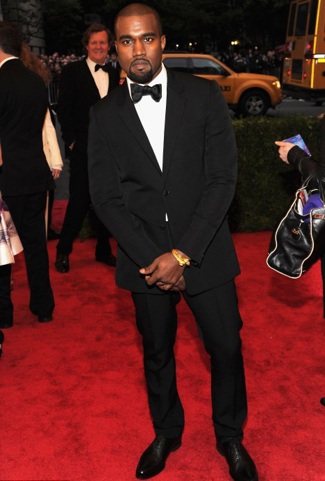 Bạn trai của cô Kim là rapper Kayne West phải tới tham dự sự kiện này một mình. Bạn trai của cô Kim là rapper Kayne West phải tới tham dự sự kiện này một mình