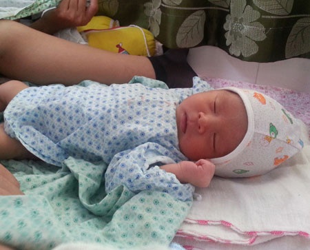 Em bé say ngủ khi được mẹ cho ăn no, thay tã khô ráo. Ảnh: H.Hải. Em bé say ngủ khi được mẹ cho ăn no, thay tã khô ráo. Ảnh: H.Hải