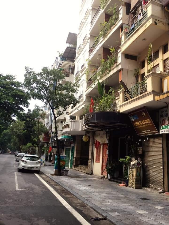 Một khách sạn được giới thiệu là nằm sát hồ Gươm diện tích đất 151m2 đang có giá chuyển nhượng là 240 tỷ đồng (trung bình là khoảng 1,6 tỷ đồng/m2).