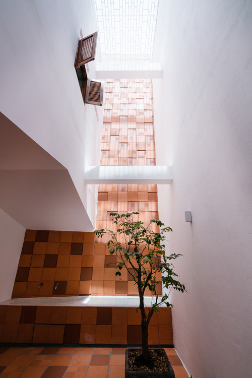 Nhà ống tối tăm trở nên sáng bừng sau khi đục thủng 3 tầng ảnh 6