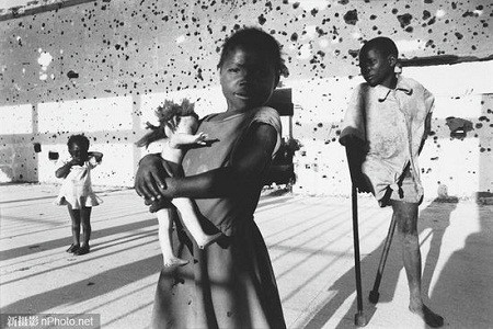 1996: Trong bức ảnh là những nạn nhân của các vụ nổ mìn xảy ra tại thành phố Kuito, Angola. Những trẻ em này bị tàn tật do những quả mìn còn sót lại từ cuộc nội chiến