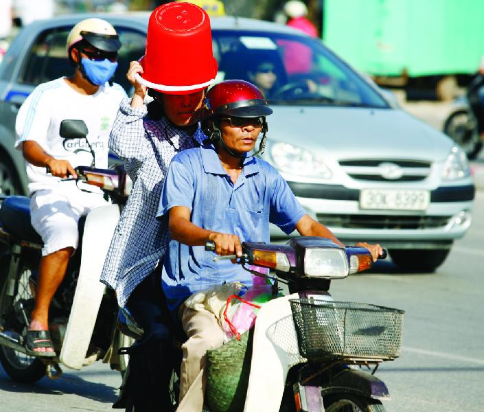 Xô nhựa thay… mũ bảo hiểm chống nóng 