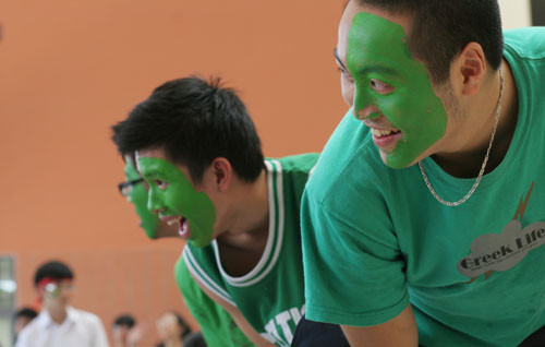 Các trò chơi diễn ra trong không khí giao lưu vui vẻ