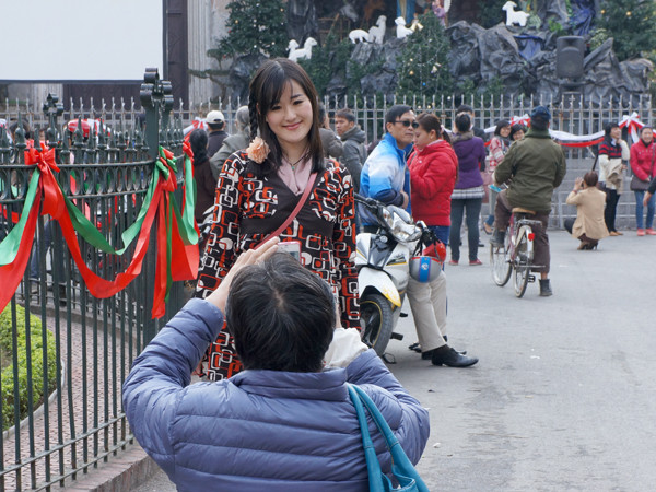 Giới trẻ tranh thủ 'chớp' lấy những khoảng khắc Giáng sinh