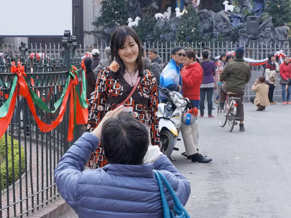 Giới trẻ tranh thủ 'chớp' lấy những khoảng khắc Giáng sinh
