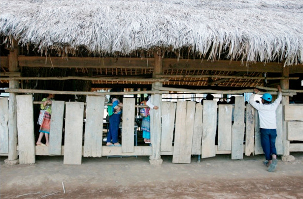 Dưới mái tranh lụp xụp, các em vẫn cần mẫn học hành