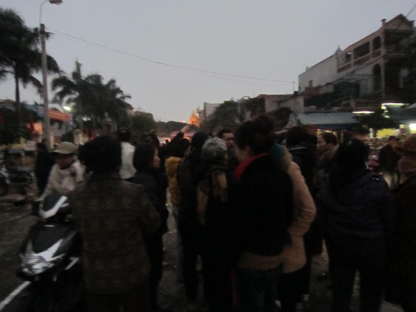 Nhiều người dân tập trung phản đối lệnh cấm xe tải trên 3,5 tấn vào khu phố tối 5-1. Ảnh: Hoàng Lam