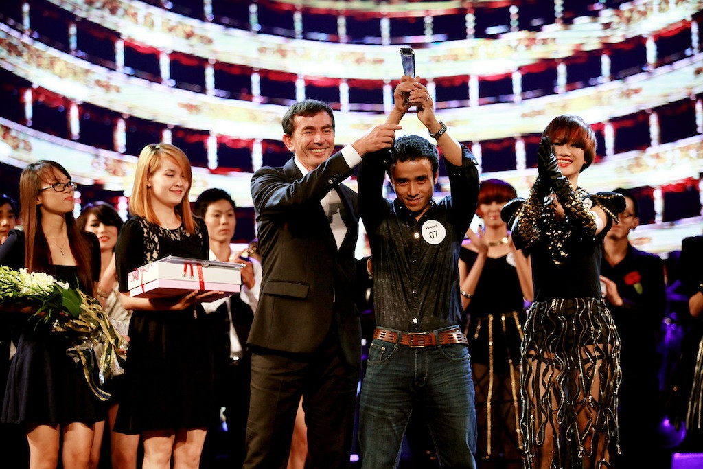 Cũng trong chương trình tối qua, nhà tạo mấu tóc trẻ Nguyễn Trường Sơn trở thành người chiến thắng Davines Hair Show & Contets 2012 và sẽ đại diện cho Việt Nam tham gia cuộc thi tạo mẫu tóc quốc tế năm 2013 tại Paris